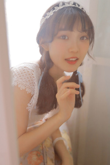 他将红酒慢慢倒入哪里